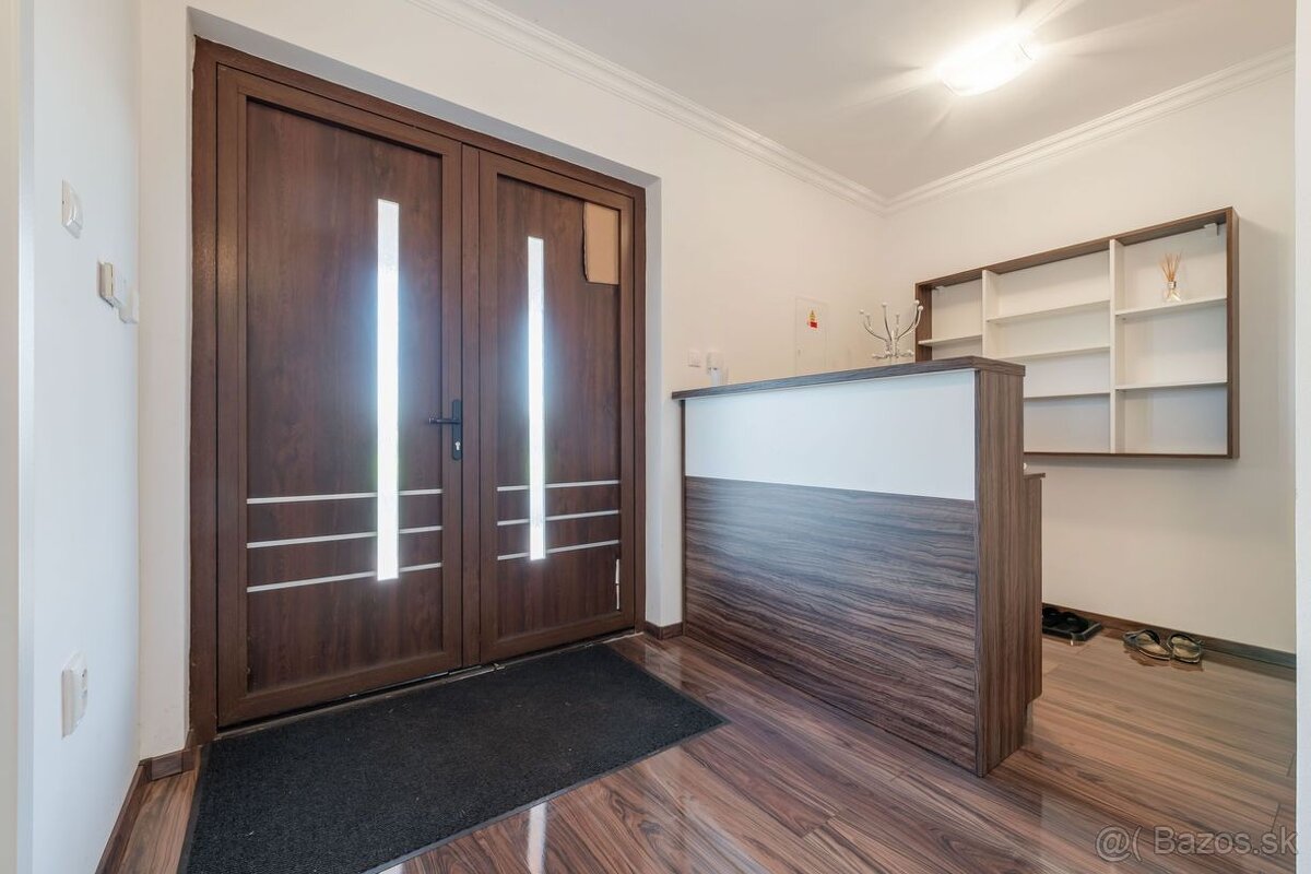 KOMÁROVCE - 4 IZBOVÝ RD 360 M2 SO SAUNOU, POZEMOK 3.629 M2 - 12