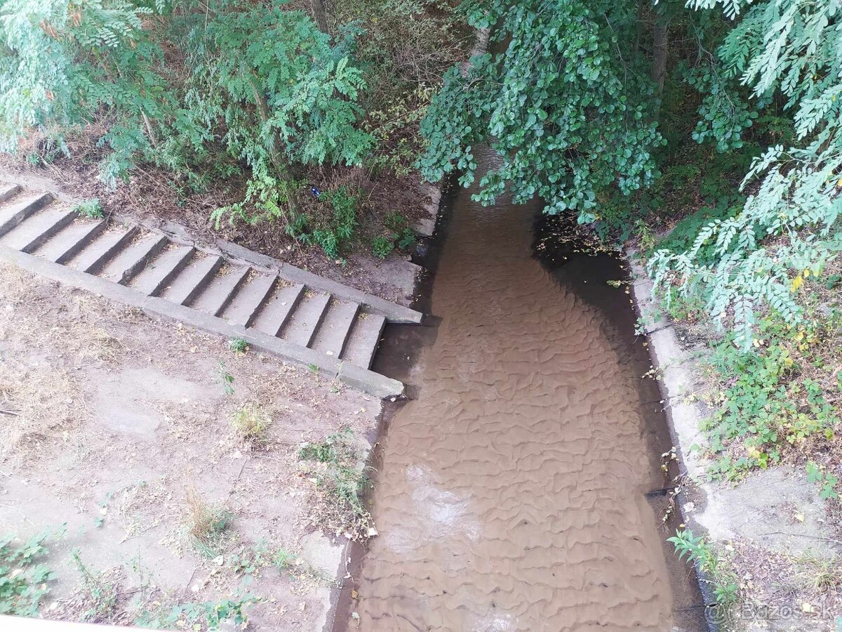 Predám nádherný pozemok pri Ortovom mlyne v obci Láb. - 12