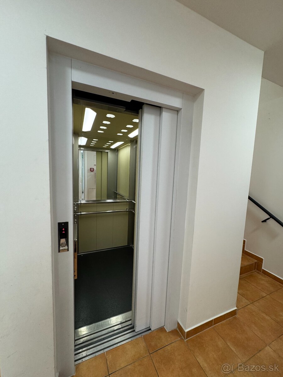 Priestranný 3i byt s balkónom a kobkou - Radvaň - 12