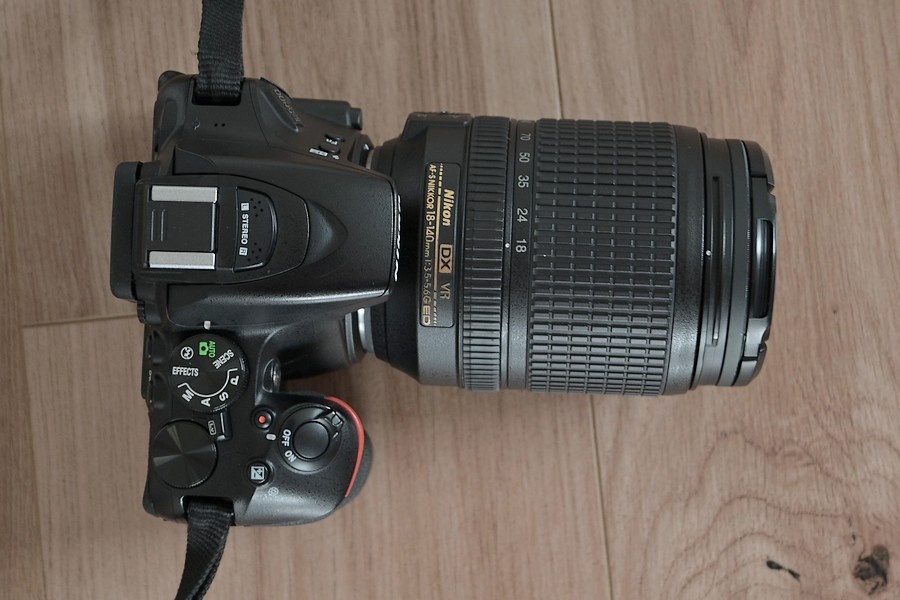 Nikon D5600 wifi + BT- otocny dotyk.disp. + 18-140 VR AF.s - 12