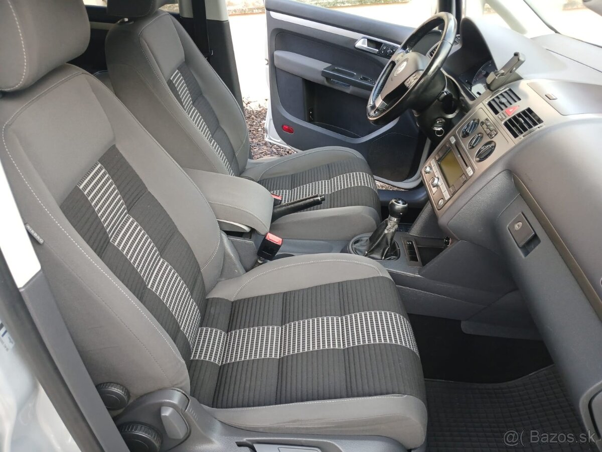 Volkswagen Touran 7-miestný - 12