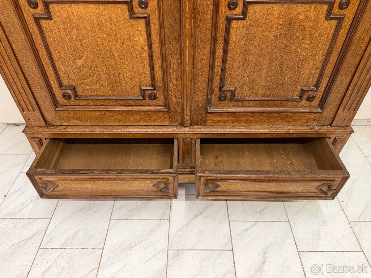 Starožitná šatní skříň - 12