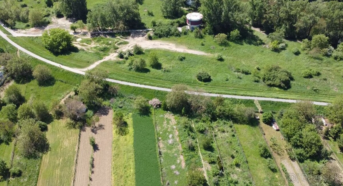 4-IZB. RD s veľkým pozemkom - HLOHOVEC - 12