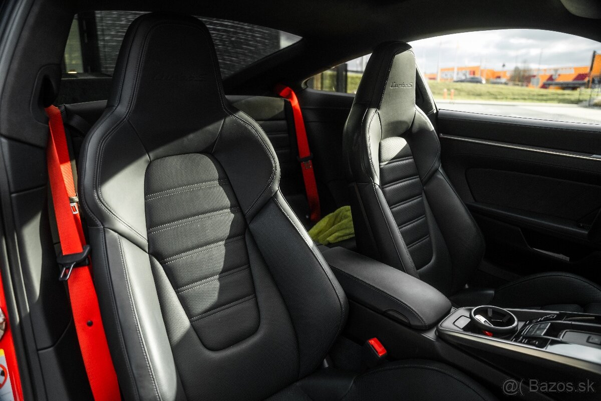 Porsche 911 Turbo S 992.1 - 12