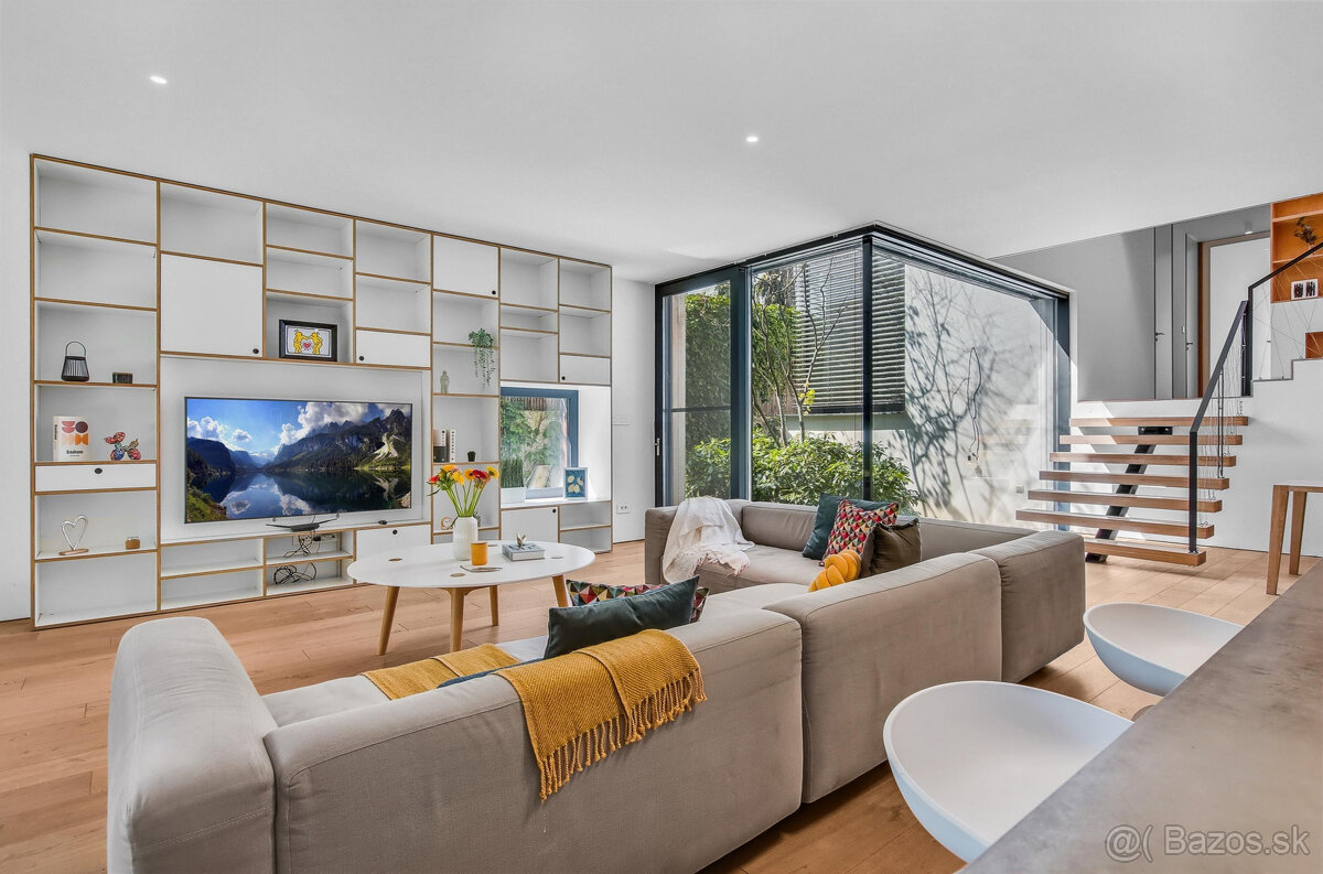 Moderný dom ukrytý za nenápadným vizuálom z ulice - 12