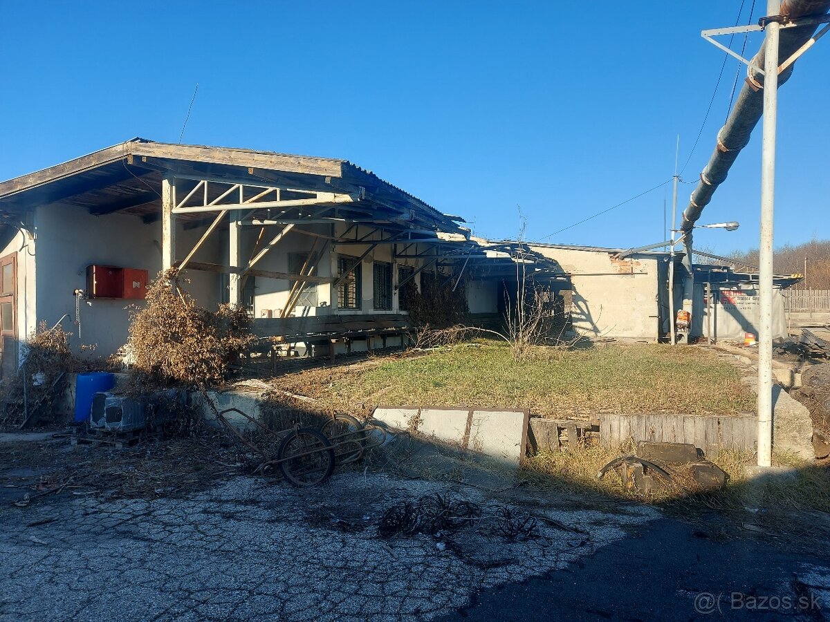 Predáma priemyselny pozemok so skladmi a budovami vo Svodíne - 12