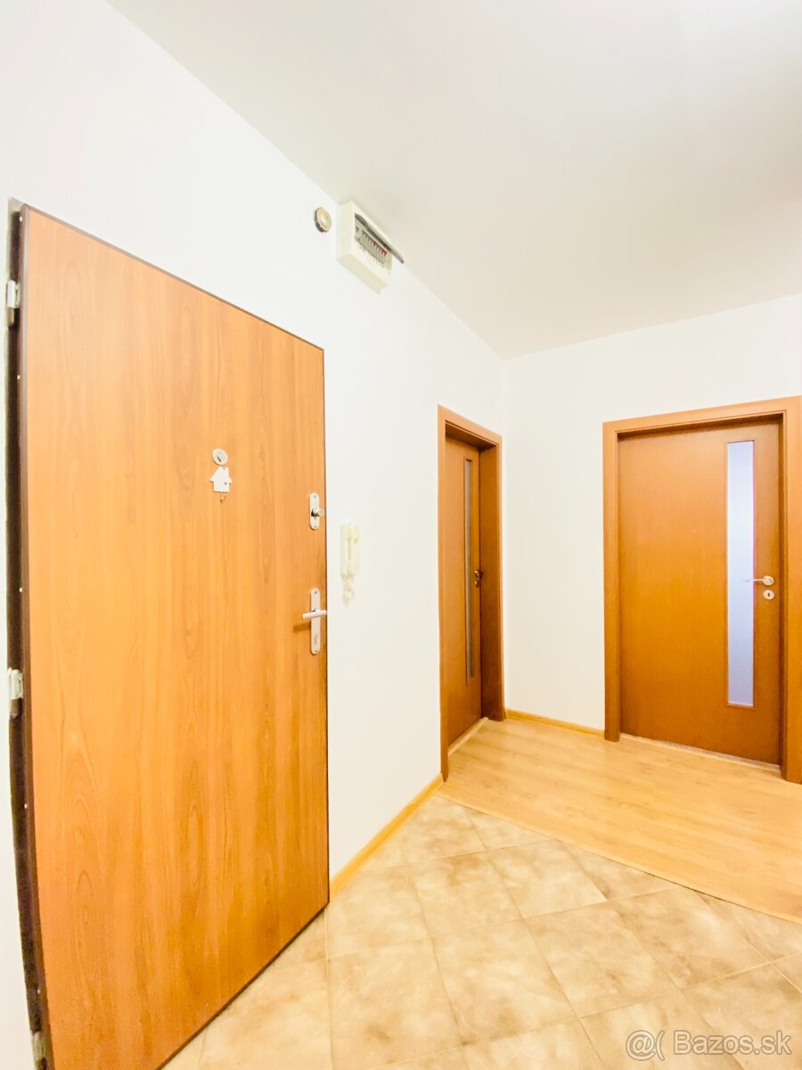 NA PRENÁJOM VEĽKÝ 3-IZBOVÝ BYT S DVOMA LOGGIAMI, UL. FÁBRYHO - 12