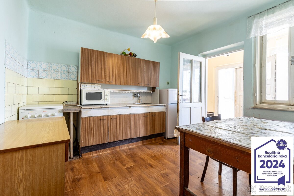 REZERVOVANÝ Rodinný dom v srdci obce Dvorníky - Včeláre - 12