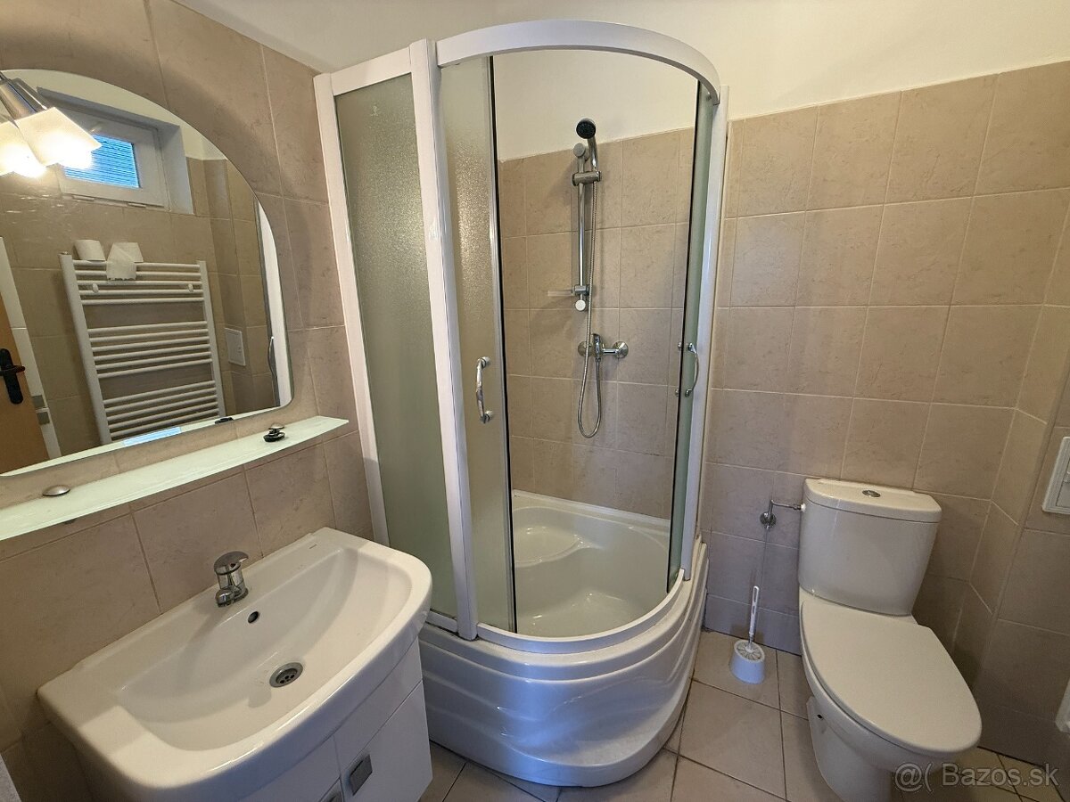 PREDAJ - RODINNÝ DOM - ZLATÉ MORAVCE - 12