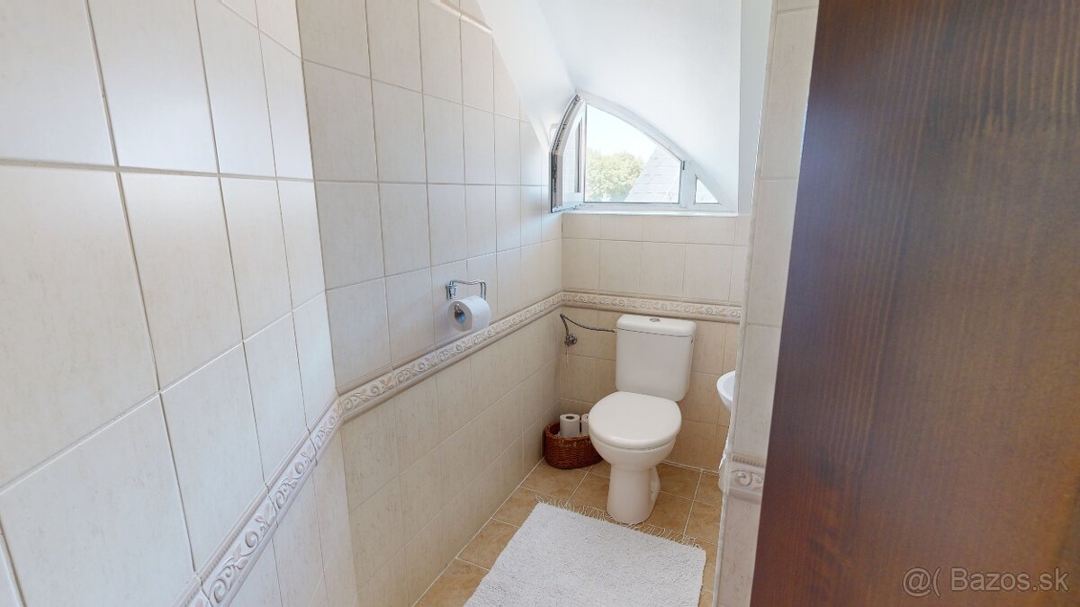 6 izbový rodinný dom s jedinečnou architektúrou,pozemok 1061 - 12