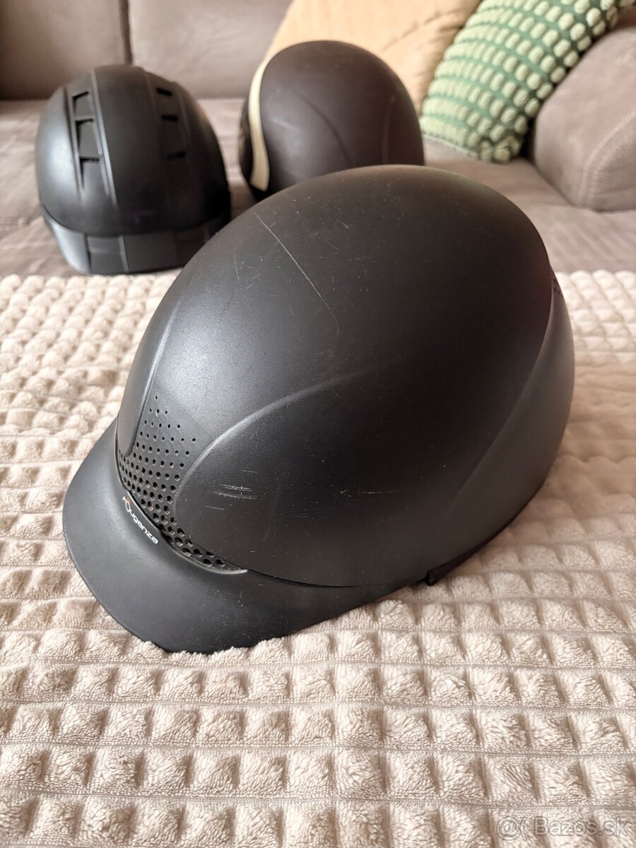 Jazdecké prilby 3 ks - 12