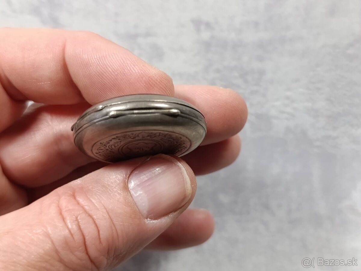 Stříbrné kapesní hodinky - kličovky, gravírované, rok 1885 - 12