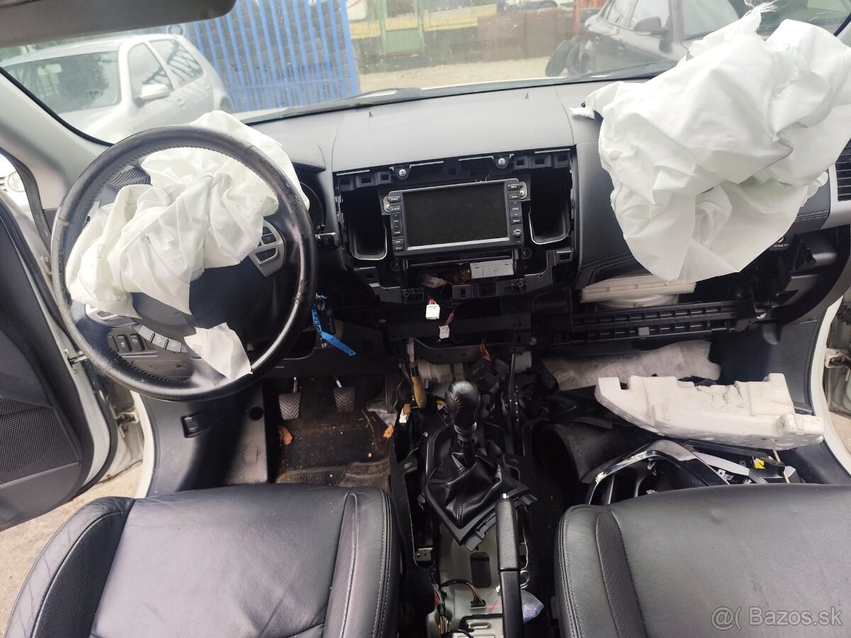 Predám Peugeot 4007 2,2 l. havarovaný. - 12