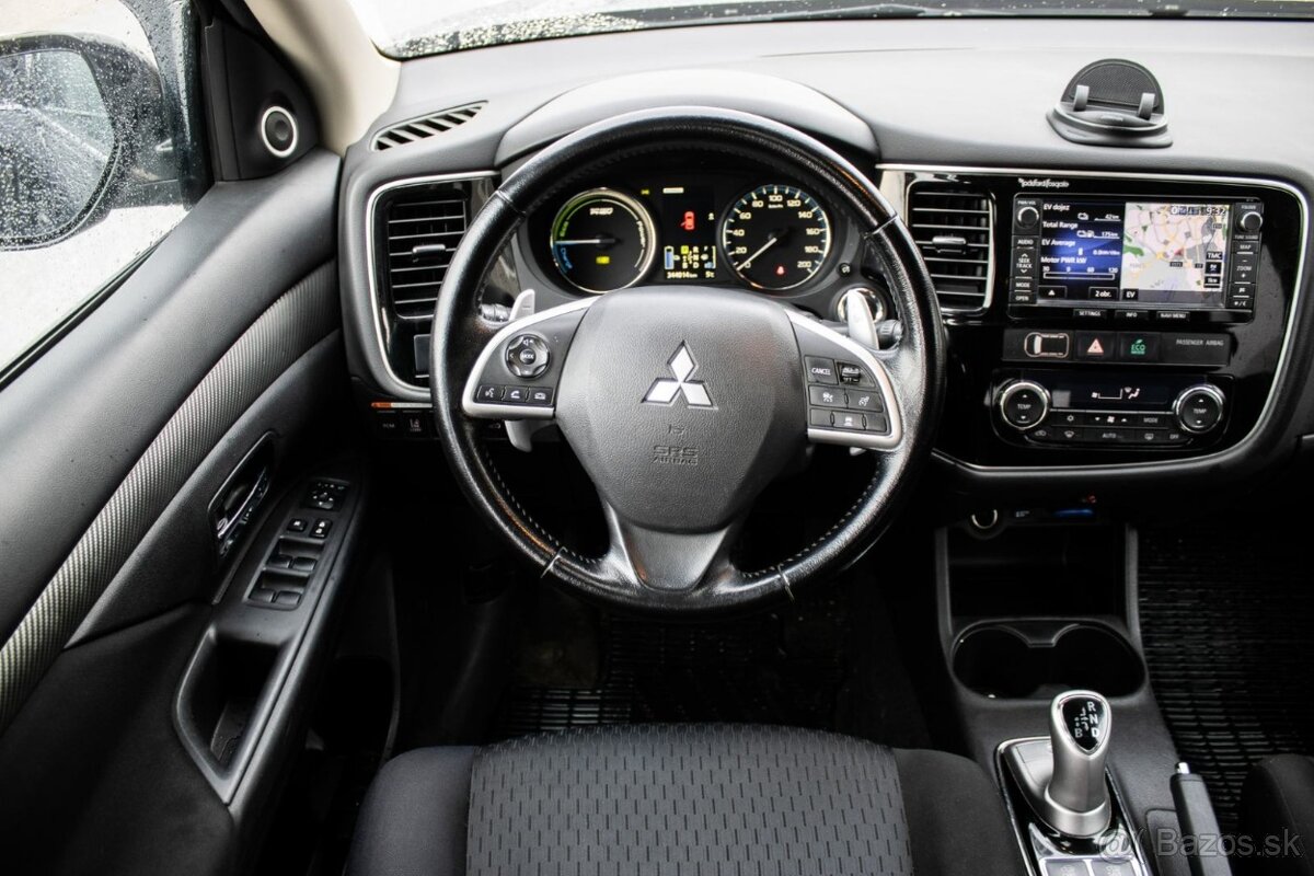 Mitsubishi Outlander 2.0 PHEV 4WD (2013) - 12