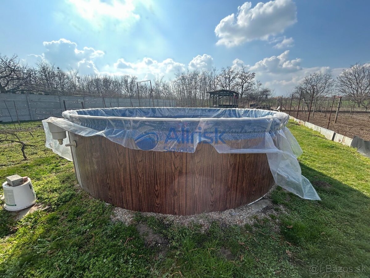 Starší zachovalý rodinný dom v tichej ulici v obci Hájske - 12