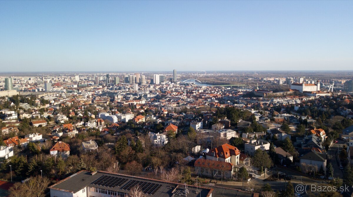Dvojpodlažný dom Na Hradnom Kopci s dvojgarážou Staré Mesto - 12