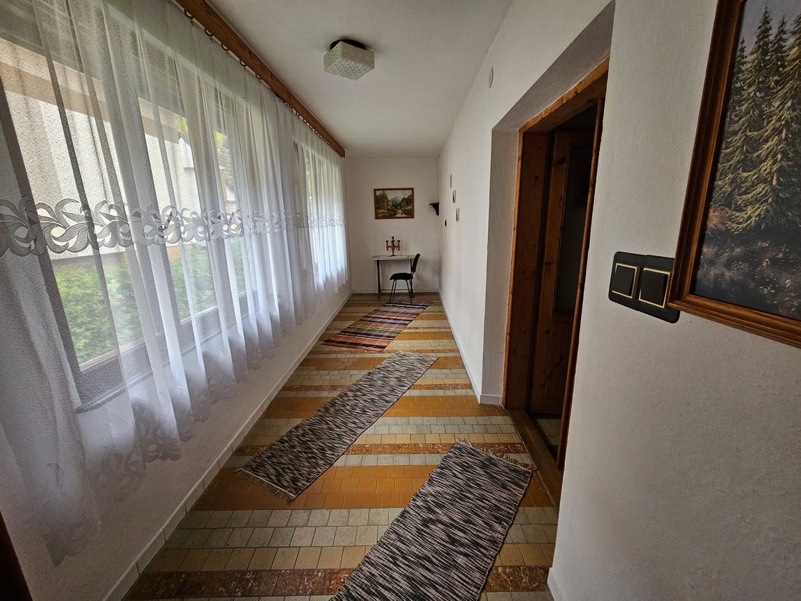 PREDAJ: Priestranný 2-generačný rodinný dom s potenciálom a - 12