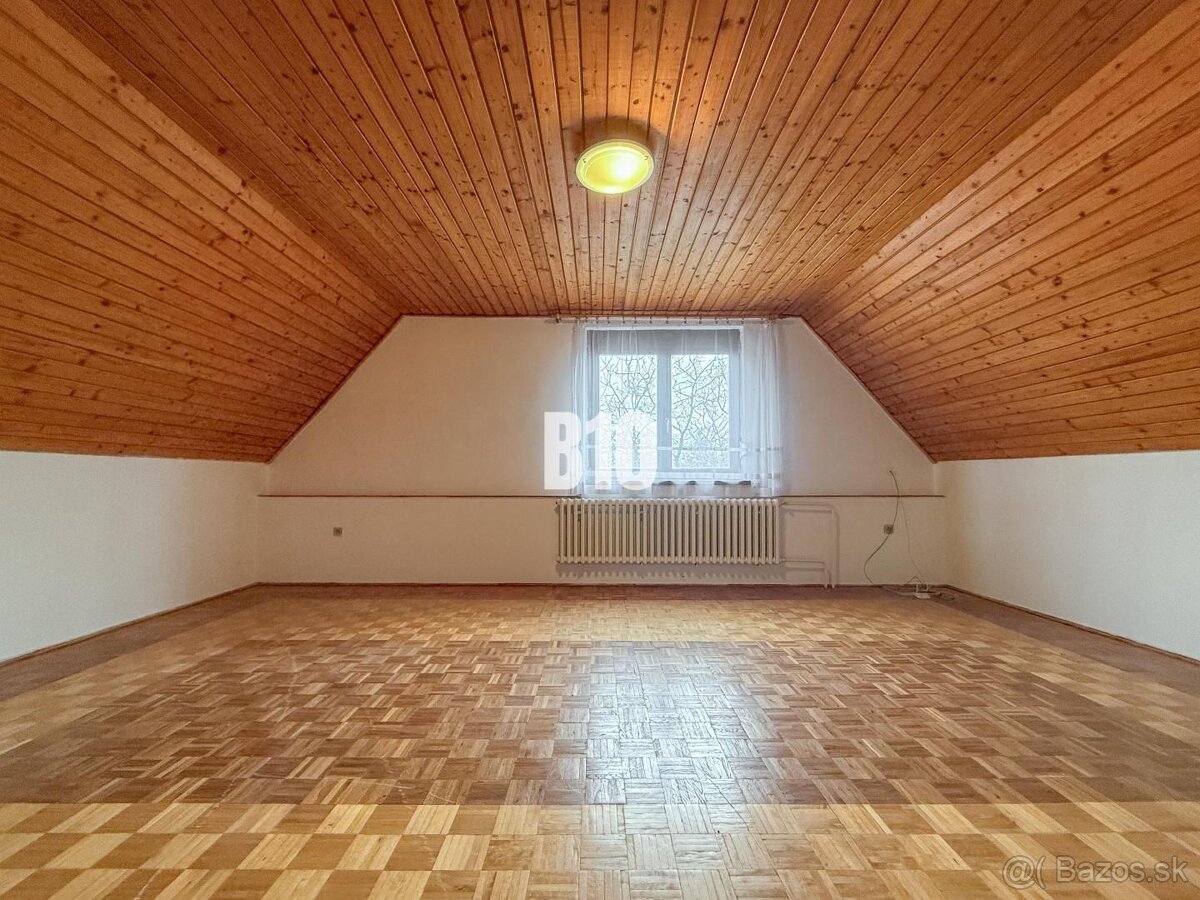 Priestranný rodinný dom s garážou na veľkom pozemku v obci V - 12