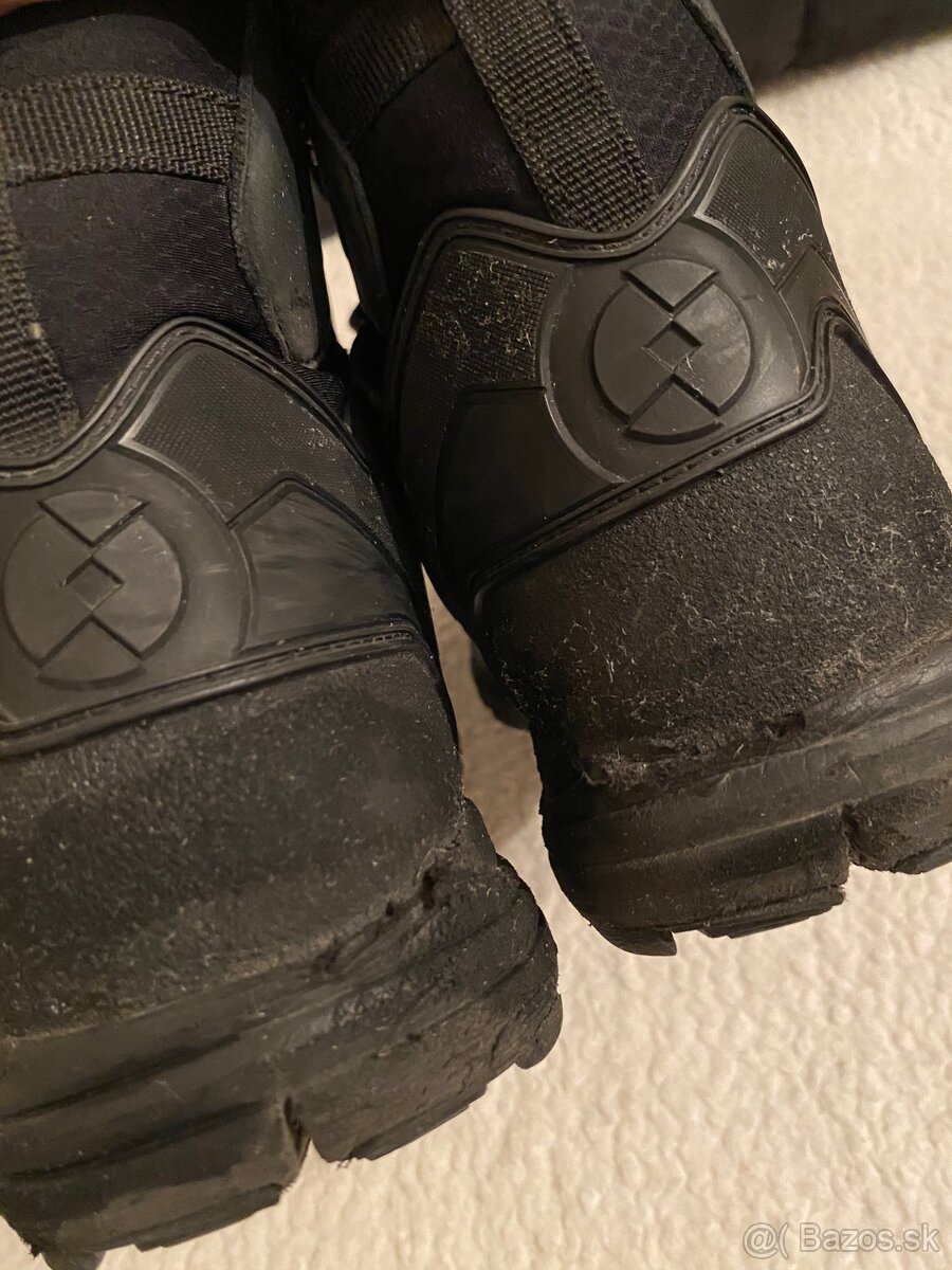 Policajné topánky a kanady - 12