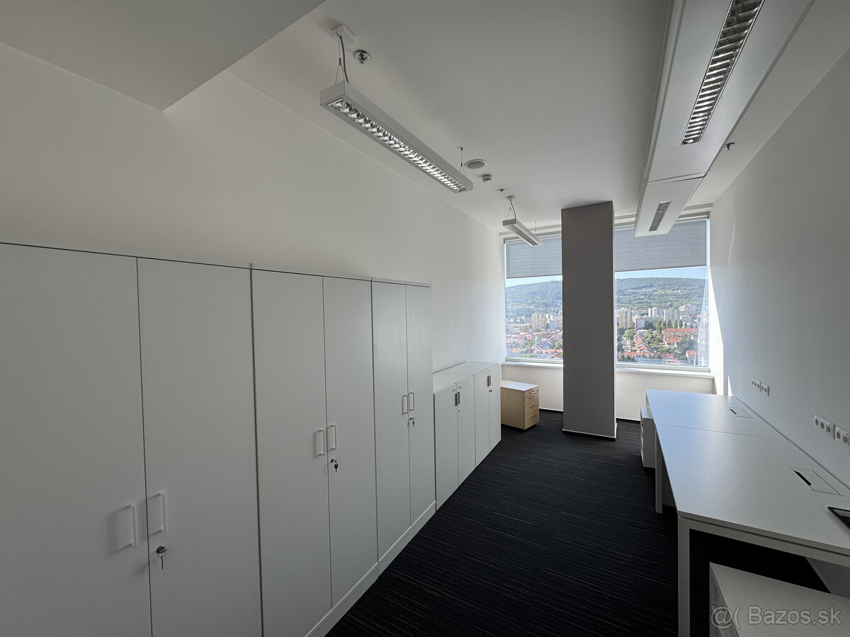 Prenájom samostatného kancelárskeho traktu 750 m² pri jazere - 12