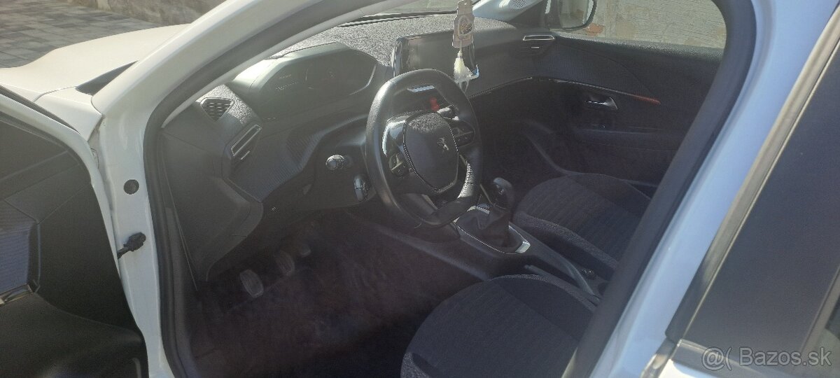 Peugeot 208 Pure Tech - 12