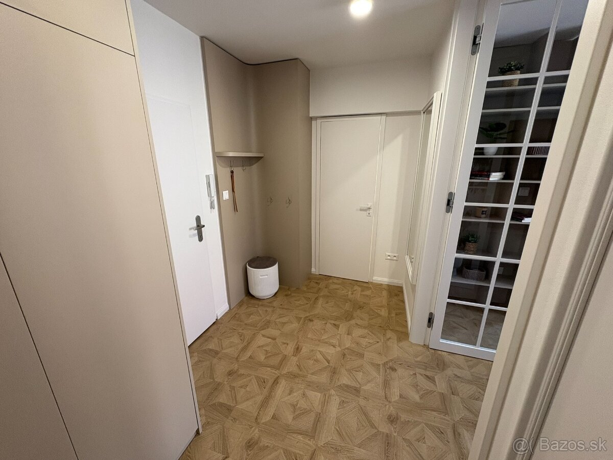 Moderný a štýlový dvojizbový byt s balkónom v centre Zvolena - 12