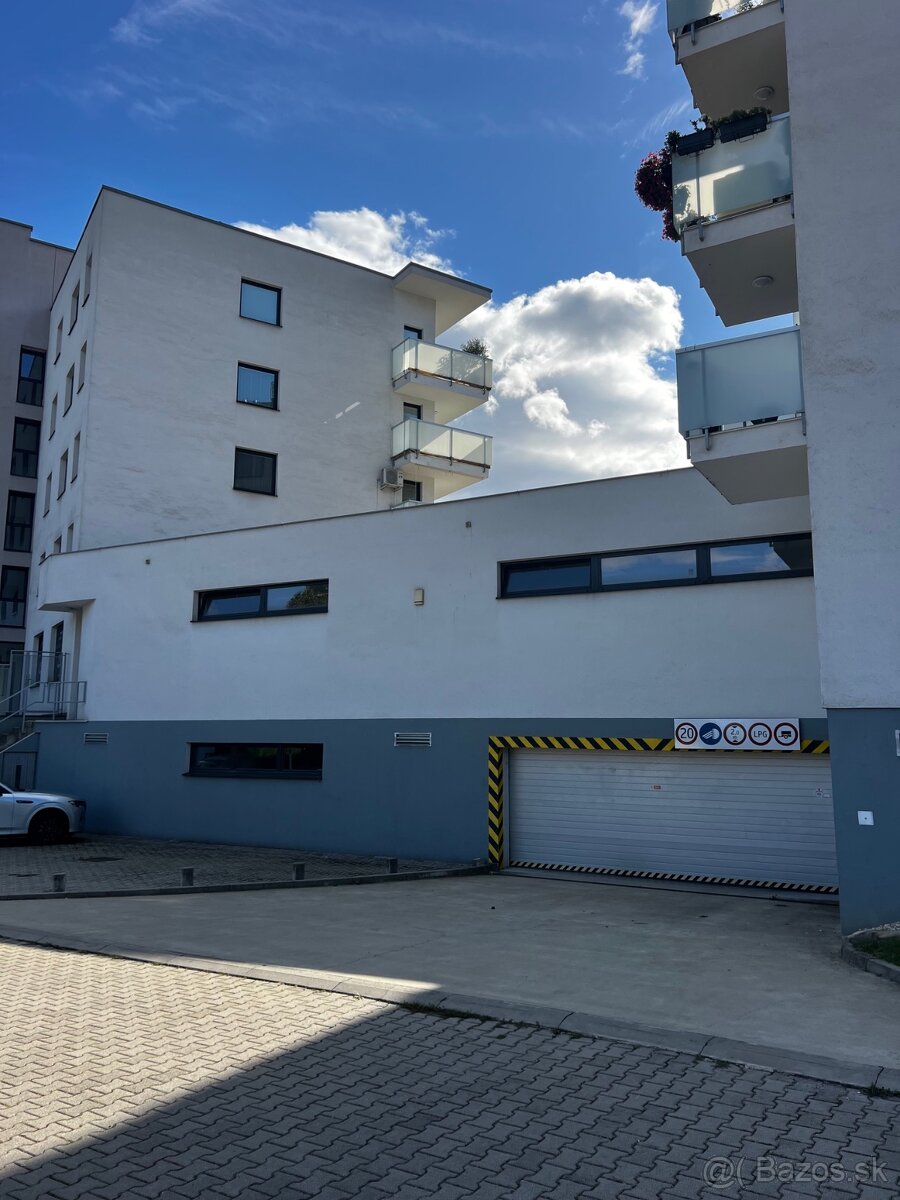 Komerčný priestor na PRENÁJOM - Švermova, BB - 12