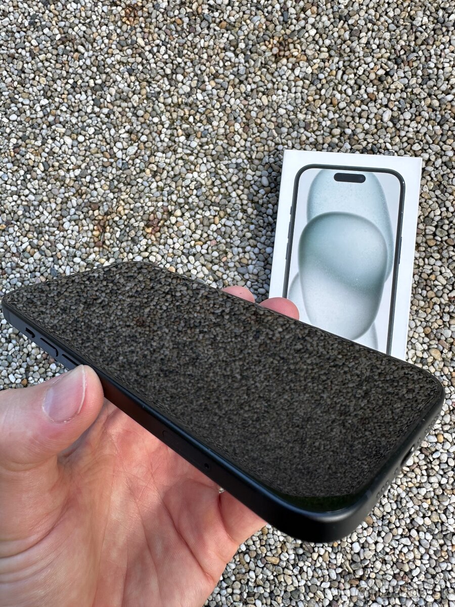 IPhone 15 - baterie 100% - 12