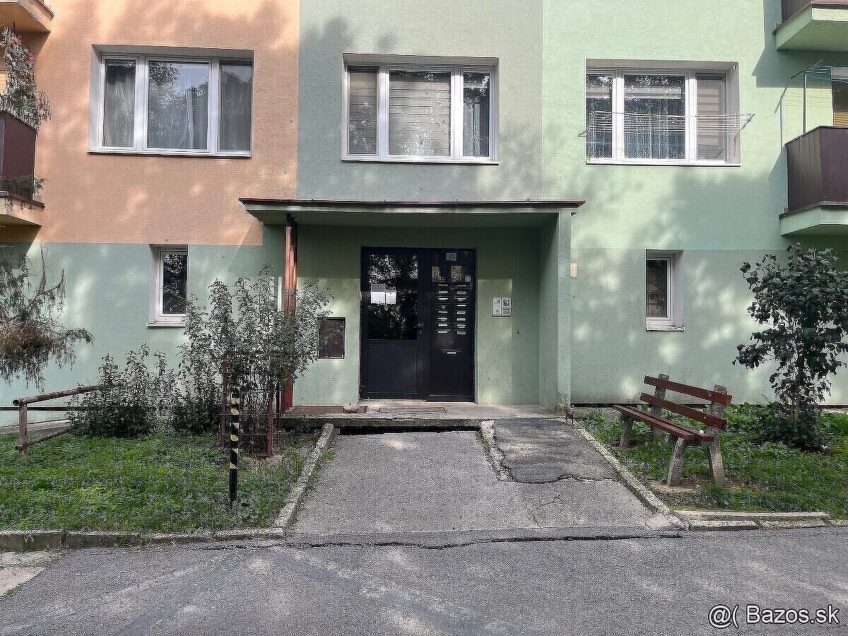 Trojizbový byt s veľkorysým priestorom, ktorý čaká na Vás - 12