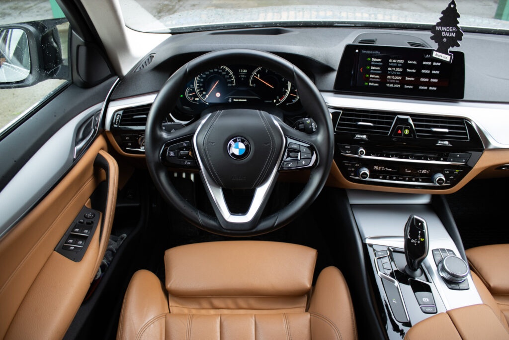 BMW 520d Touring z roku 2017 - 12