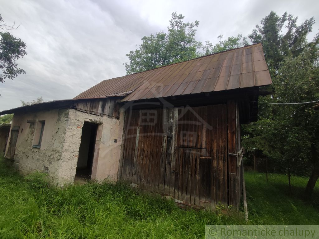 Staršia chalupa s hospodárskymi budovami na pozemku 850 m2 - 12