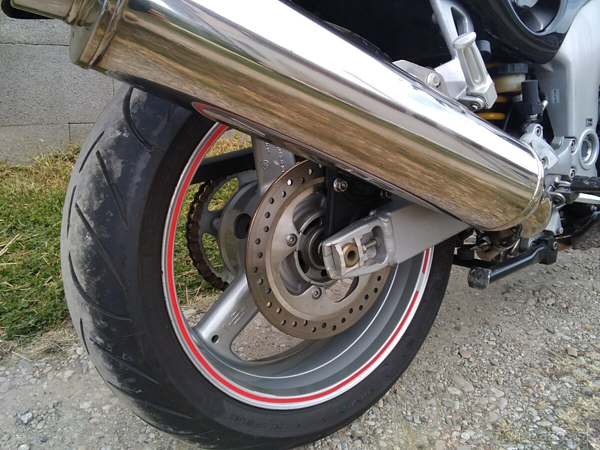 Triumph Sprint RS 955i - 12
