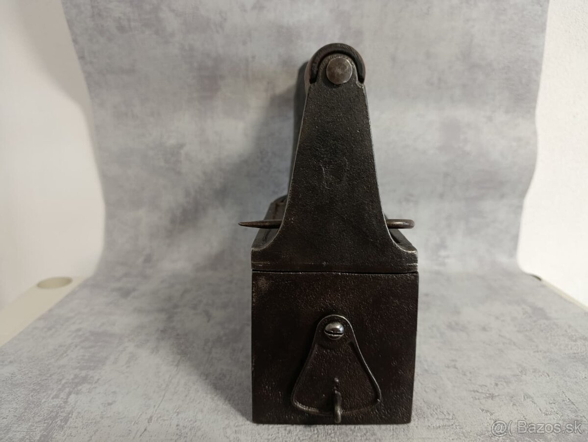 Obrovská atypická komínová žehlička, 9,65kg TOP. Doprava 0 - 12