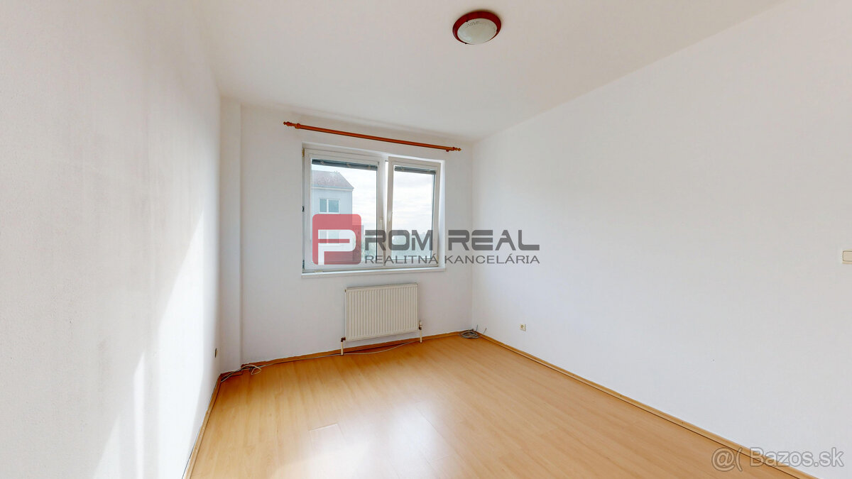 PRENÁJOM bytu s 2 balkónmi v SENCI a garáž - 12