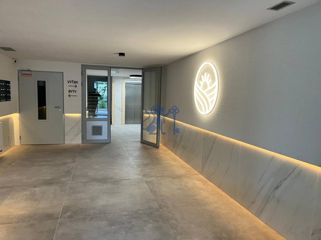 Prenájom obchodných / kancelárskych priestorov s terasou - R - 12