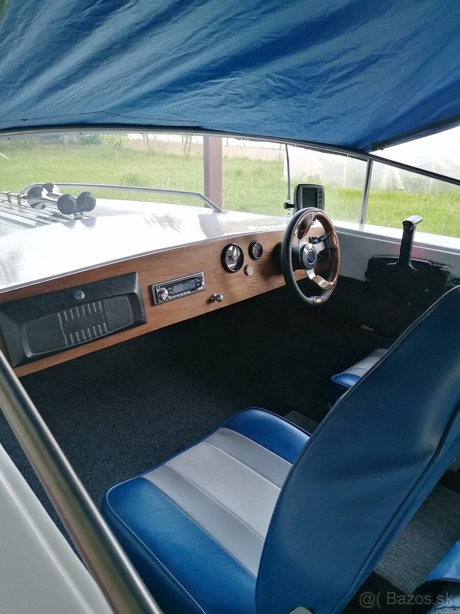 Predam motorovy čln Glastron - 12