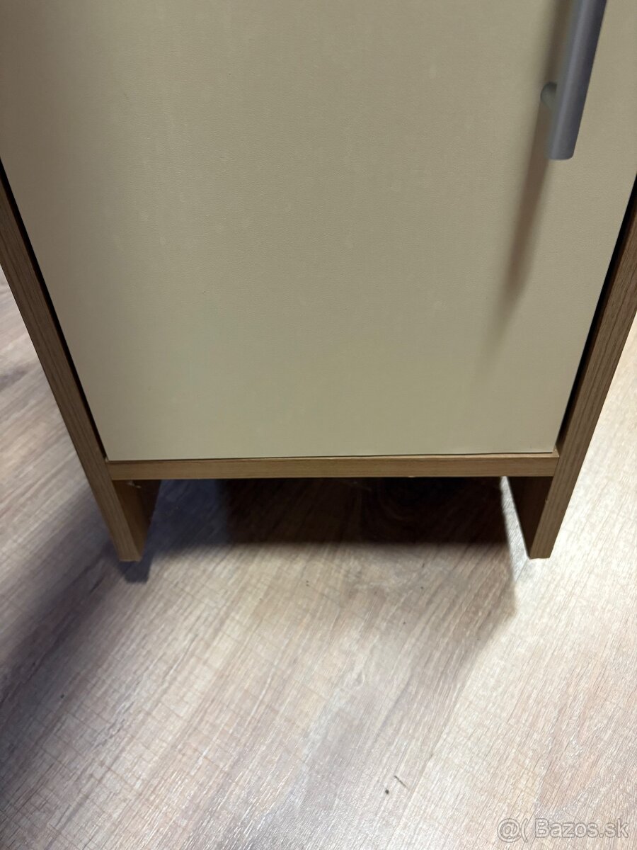 Stojatá skriňa - 12