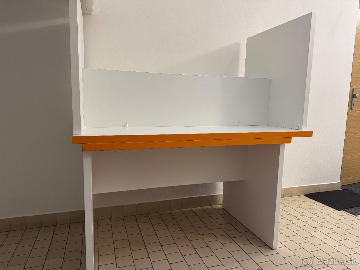 Prodán dva kancelářské stoly a věšák na zeď. - 12