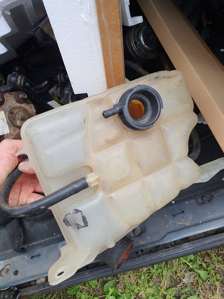 Rozpredám Jeep Cherokee KJ - 12