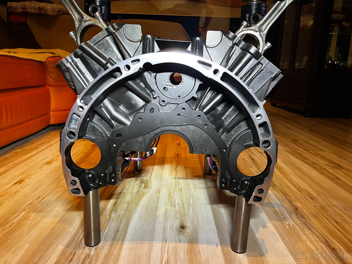 Stôl z motora Mercedes-Benz V6 - 12