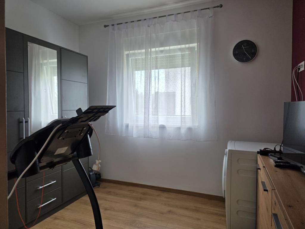 CHORVÁTSKO - 3 izbový apartmán v novostavbe 140 m od mora- V - 12