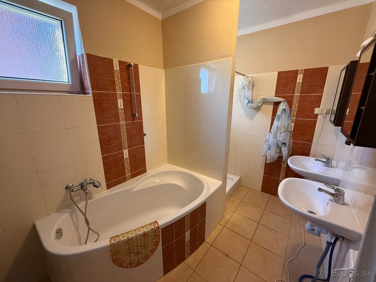 VYZÁLOHOVANÉ PREDAJ - RODINNÝ DOM - ZLATÉ MORAVCE - 12
