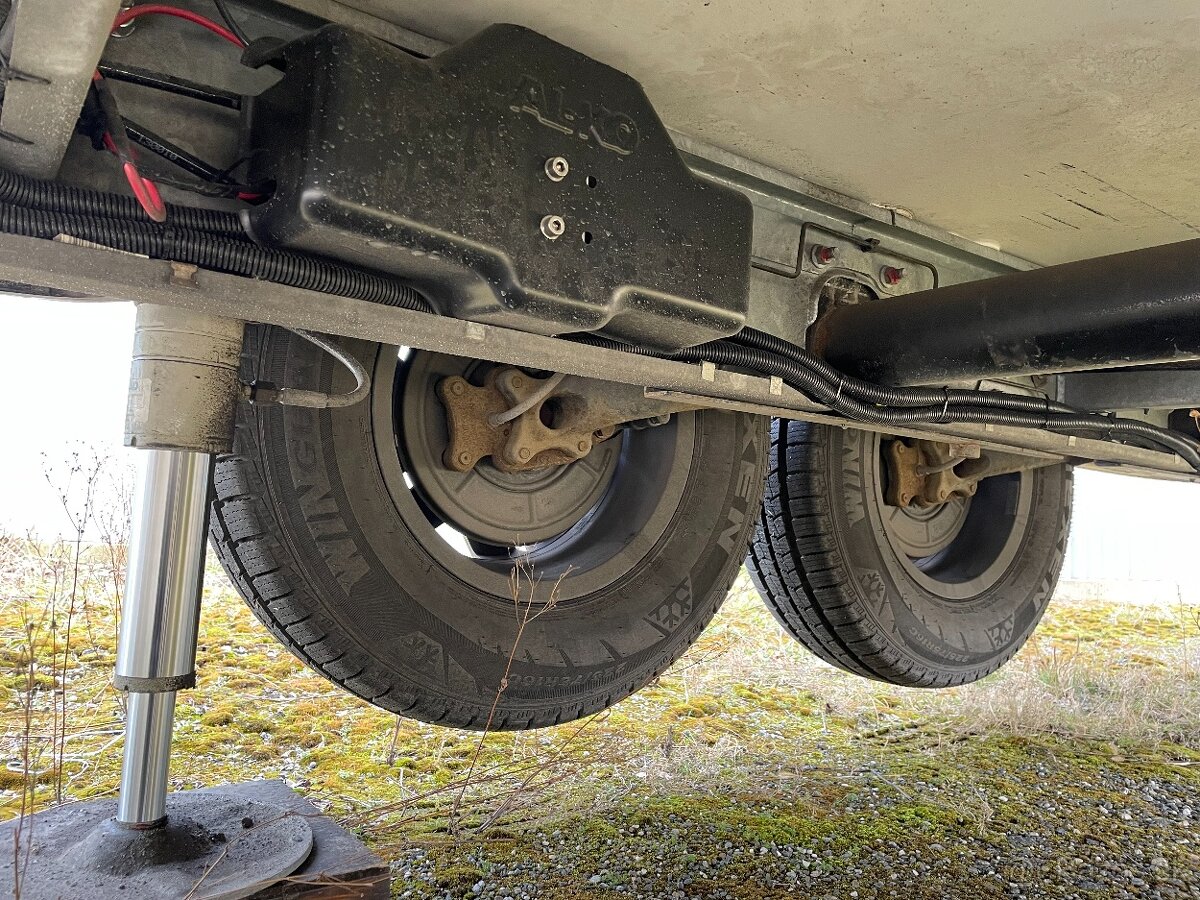 karavan autokaravan Eura Mobil 890 QB - 12