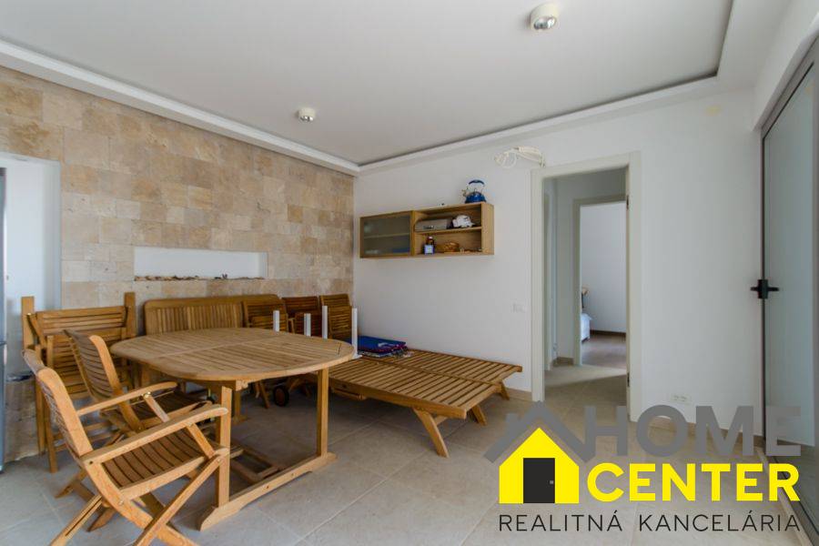 NA PREDAJ šarmantný dom / 72 m² /s výhľadom na more na ostro - 12