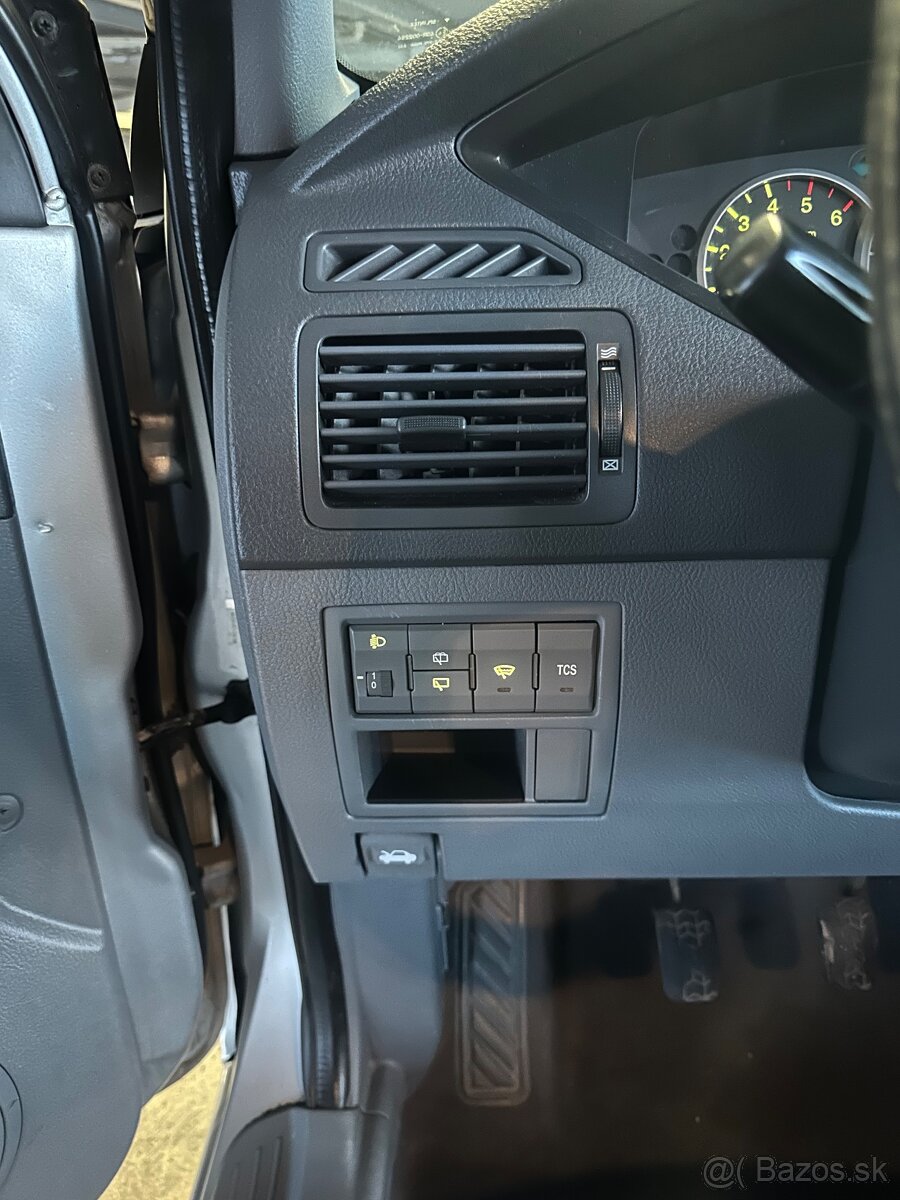 KIA Carens 2004 2.0 CRDi 82kW 124500km 5st. Manuál - 12