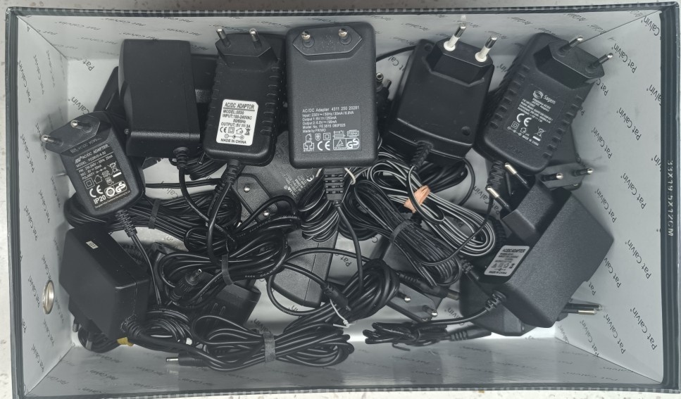 Adaptér 230 V = od 3 V do 12 V - 12