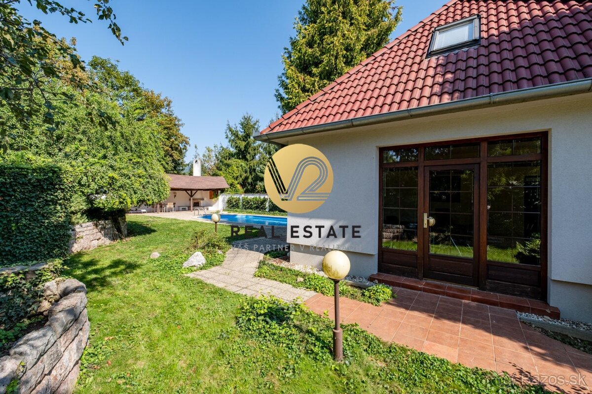 Na PREDAJ 5i rodinný dom s dvojgarážou a hosťovským domom, N - 12