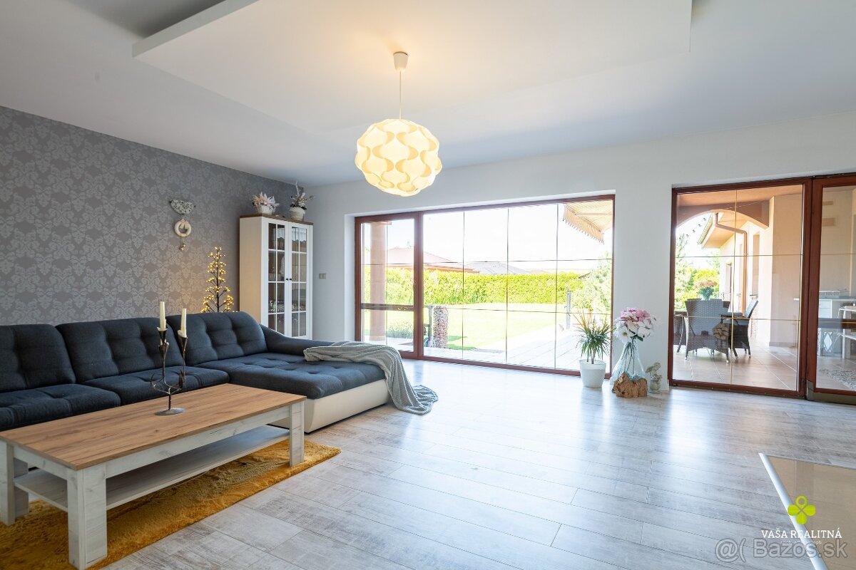 REZERVOVANÉ -Veľkorysé bývanie:6 izieb, sauna,krb a 1 599 m² - 12