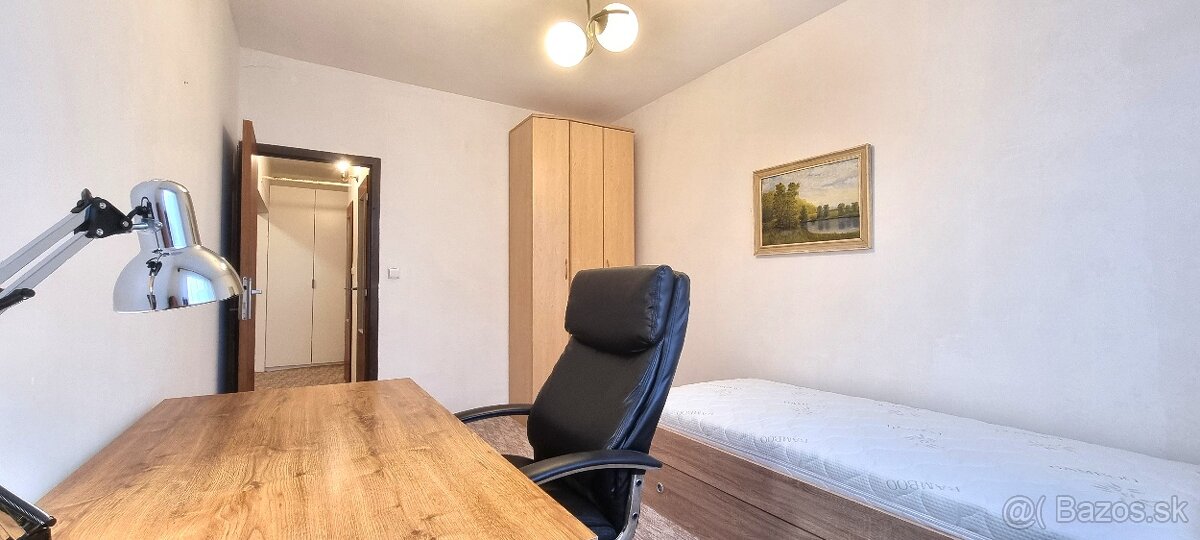 ČISTÝ 3i. BYT S NOVOU SEDAČKOU, POSTEĽAMI A KOBERCOM / BA IV - 12