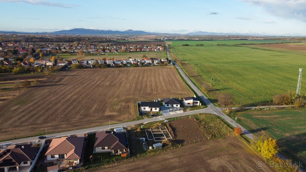 Na predaj stavebný pozemok so základovou doskou v Dolnom Vin - 12